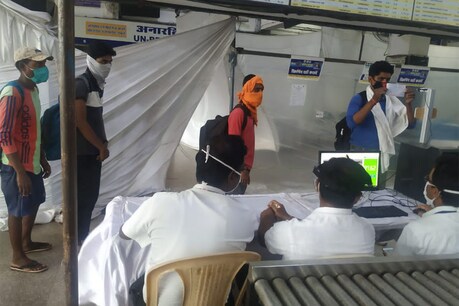 एक साथ टिकट चेकिंग और थर्मल स्कैनिंग, कोरोना संक्रमण को रोकने के लिए रायपुर स्टेशन पर लगी ये खास मशीन एक साथ टिकट चेकिंग और थर्मल स्कैनिंग, कोरोना संक्रमण को रोकने के लिए रायपुर स्टेशन पर लगी ये खास मशीन