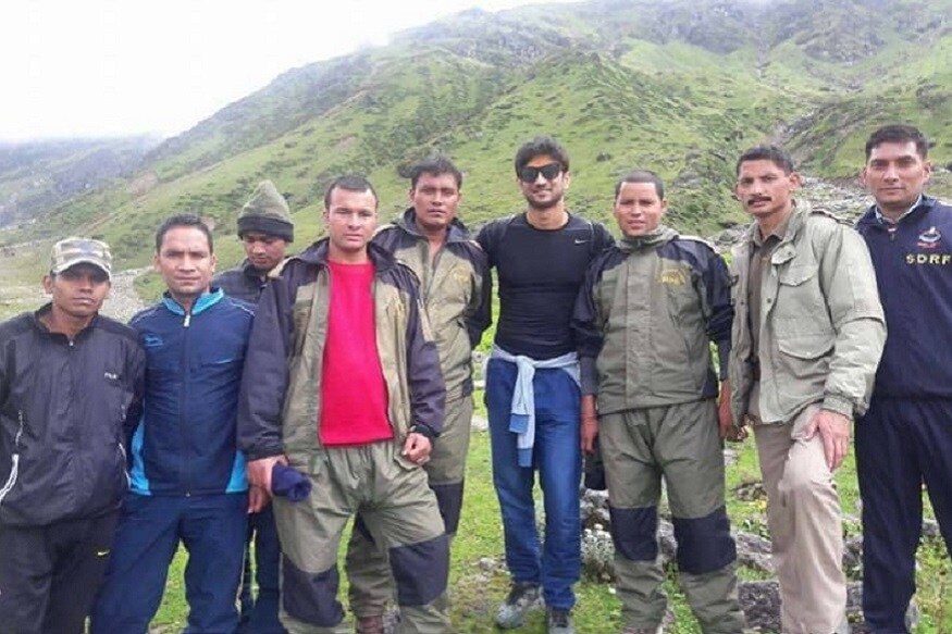 sushant rajput in kedarnath 2, केदारनाथ में पुलिसकर्मियों के साथ सुशांतसिंह राजपूत.