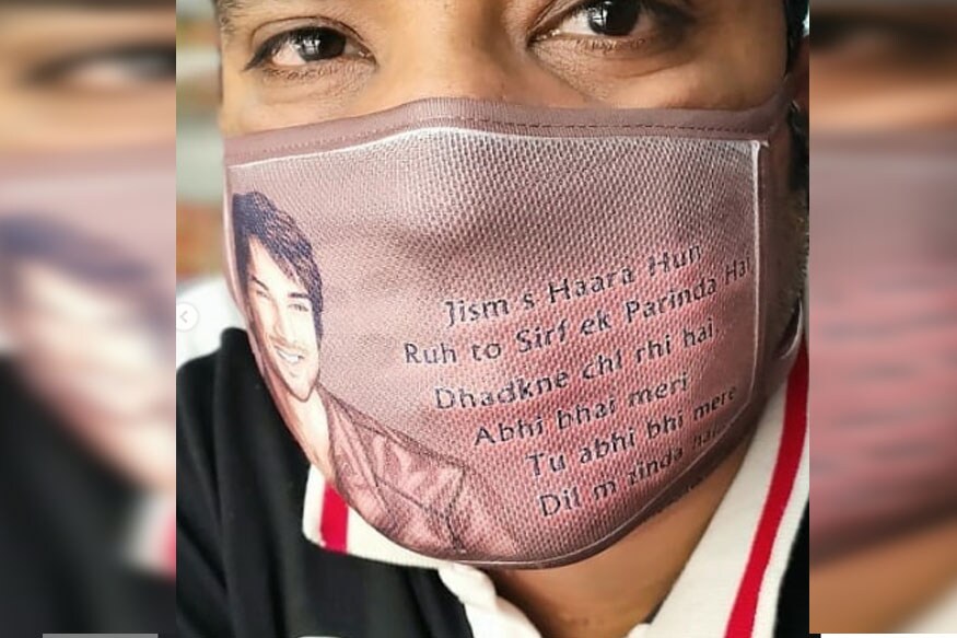 इस मास्क में एक मैसेज भी लिखा है, जिस्म से हारा हूं, रूह तो सिर्फ एक परिंदा है. धड़कनें चल रही हैं अभी मेरे भाई, तू अभी भी मेरे दिल में जिंदा है. फोटो साभार- @iamdevborana/Instagram