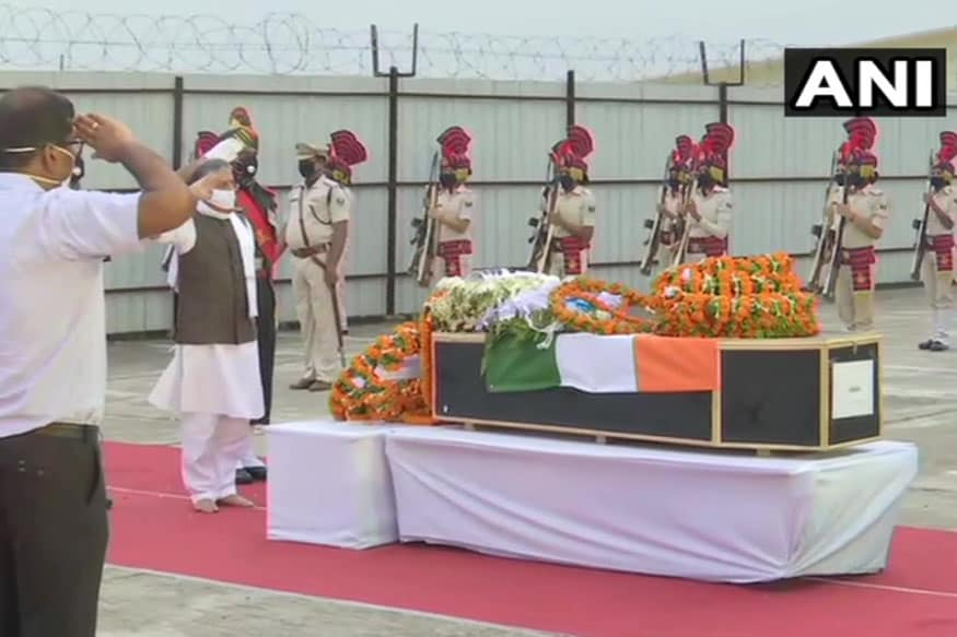 पटना एयरपोर्ट पर उपमुख्यमंत्री सुशील मोदी ने शहीद जवान सुनील साह को श्रद्धांजलि अर्पित की