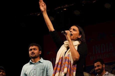 एंटी सीएए प्रोटेस्ट के दौरान स्वरा भास्कर का भाषण वायरल हो रहा है. (तस्वीर स्वरा भास्कर की फेसबुक वॉल से साभार.)