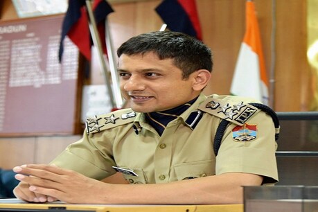 Lockdown के नाम पर वसूली कर रहे थे 3 पुलिसवाले, 20000 रिश्वत मांगी, हुए सस्पेंड Lockdown के नाम पर वसूली कर रहे थे 3 पुलिसवाले, 20000 रिश्वत मांगी, हुए सस्पेंड
