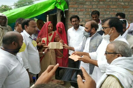 जिला प्रशासन ने उड़ाईं CM योगी आदित्यनाथ के आदेश की धज्जियां! पीड़ित परिवार को नहीं मिली राहत राशि जिला प्रशासन ने उड़ाईं CM योगी आदित्यनाथ के आदेश की धज्जियां! पीड़ित परिवार को नहीं मिली राहत राशि