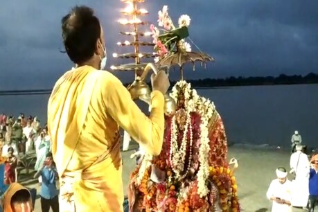 सरयु महोत्सव: 2100 बत्ती से की गई महाआरती, सोशल डिस्टेंसिंग के साथ हुआ दुग्ध अभिषेक सरयु महोत्सव: 2100 बत्ती से की गई महाआरती, सोशल डिस्टेंसिंग के साथ हुआ दुग्ध अभिषेक