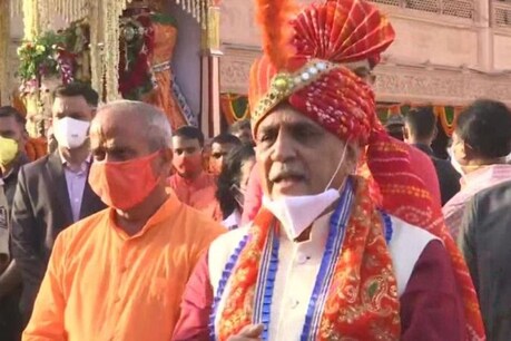 गुजरात: मंदिर के भीतर शुरू हुई जगन्नाथ रथयात्रा, हिस्सा लेने पहुंचे CM रूपाणी