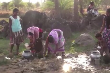 यहां आदिवासी सालों से पी रहे गड्ढे का पानी, कलेक्टर बोले- कराएंगे बोरवेल, नहीं होगी परेशानी! यहां आदिवासी सालों से पी रहे गड्ढे का पानी, कलेक्टर बोले- कराएंगे बोरवेल, नहीं होगी परेशानी!