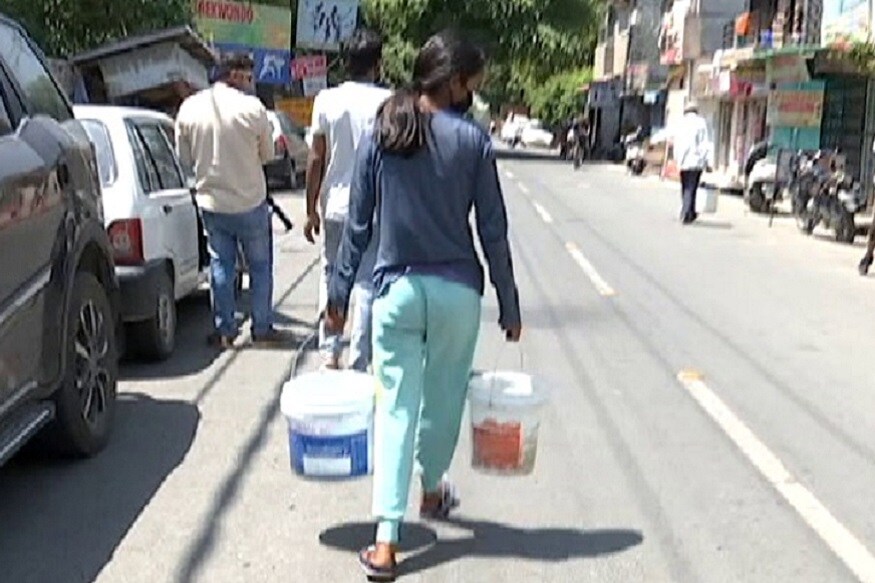 water crisis haldwani 4, हल्द्वानी में पानी की किल्लत से हज़ारों लोग परेशान हैं.