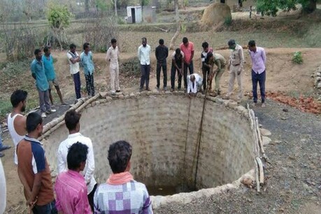 झारखंड: 3 बच्चियों संग मां की कुएं से मिली लाश, हत्या की आशंका, तीसरी बार भी बेटी होने से नाराज था पति झारखंड: 3 बच्चियों संग मां की कुएं से मिली लाश, हत्या की आशंका, तीसरी बार भी बेटी होने से नाराज था पति