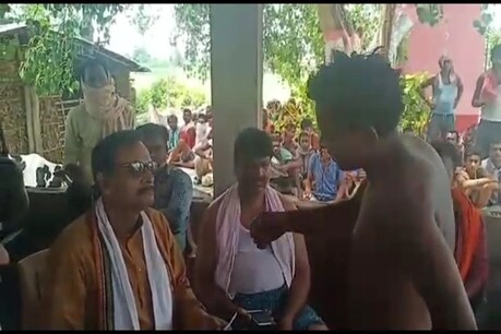 बेगुसराय में होटल संचालकों ने मजदूरी मांग रहे शख्स को जमकर पीटा, आक्रोशित ग्रामीणों ने किया विरोध-प्रदर्शन बेगुसराय में होटल संचालकों ने मजदूरी मांग रहे शख्स को जमकर पीटा, आक्रोशित ग्रामीणों ने किया विरोध-प्रदर्शन