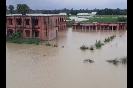 बाढ़ का पानी घुसते ही टापू में तब्दील हो गया दरभंगा का ये सरकारी स्कूल और गांव