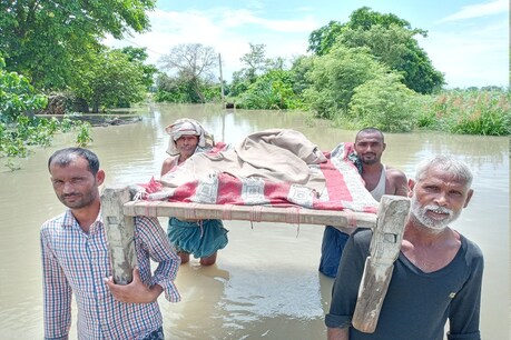 बिहार में बाढ़: गोपालगंज के कई गांवों का जिला मुख्यालय से टूटा संपर्क, खाट पर मरीज को अस्पताल ले जा रहे लोग