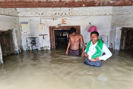 बिहार में बाढ़: पानी से डूबा ग्राउंड फ्लोर तो छत पर ली शरण, अब जाग कर कट रही लोगों की रातें
