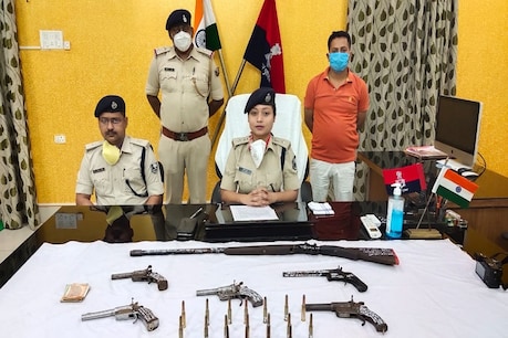 मुंगेर: हथियारों के जखीरे के साथ पुलिस के हत्थे चढ़े सात अपराधी, JDU नेता का हत्यारा भी गिरफ्त में