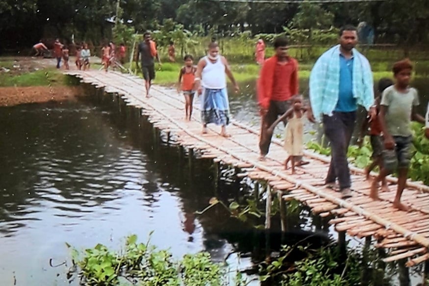 बांस से बने पुल के सहारे आते-जाते केंद्रीय मंत्री आरके सिंह के गांंव के लोग