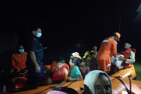 बाढ़ के पानी में डूबा था बिहार का ये गांव, NDRF ने रात को ऑपेरशन चलाकर बचाई 31 लोगों की जान बाढ़ के पानी में डूबा था बिहार का ये गांव, NDRF ने रात को ऑपेरशन चलाकर बचाई 31 लोगों की जान