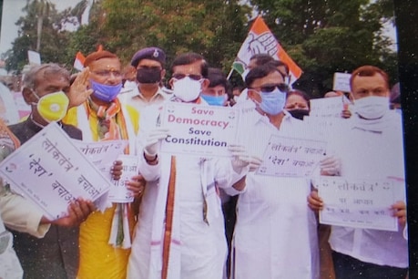 संविधान मार्च में कोरोना का डर भूल गए बिहार कांग्रेस के नेता, सोशल डिस्टेंसिंग की उड़ाई धज्जियां