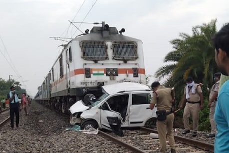 पटना-गया रेलखंड पर ट्रेन की चपेट में आई कार, दो की मौके पर मौत, 5 साल के मासूम की हालत गंभीर