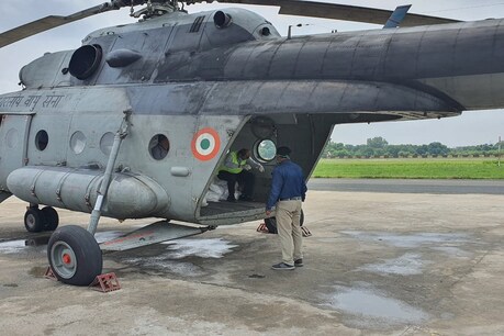 बिहार में बाढ़ से बिगड़े हालात, प्रभावित क्षेत्रों में वायुसेना के हेलिकॉप्टर एयर ड्रॉप कर रहे राहत सामग्री