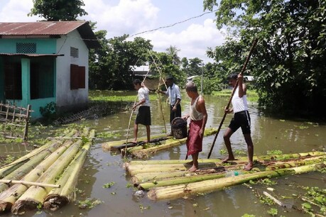 असम में बाढ़ से करीब 70 लाख लोग प्रभावित, अब तक 189 लोगों की मौत असम में बाढ़ से करीब 70 लाख लोग प्रभावित, अब तक 189 लोगों की मौत