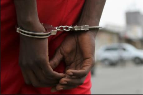 नोएडा में नकली पिस्तौल के साथ दो बदमाश गिरफ्तार