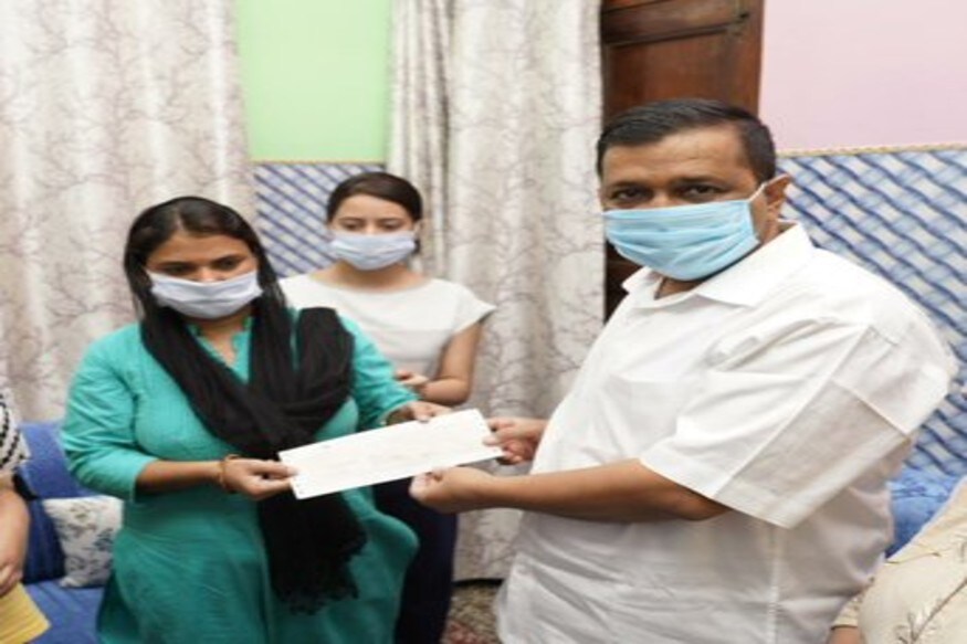 शहीद कोरोना वॉरियर अरुण कुमार के परिवार को CM केजरीवाल ने दी एक करोड़ की मदद