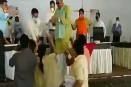 मथुरा: चप्पल कांड के बाद बीजेपी पार्षद दीपिका रानी और पति पुष्पेंद्र सिंह फरार, रिपोर्ट दर्ज मथुरा: चप्पल कांड के बाद बीजेपी पार्षद दीपिका रानी और पति पुष्पेंद्र सिंह फरार, रिपोर्ट दर्ज