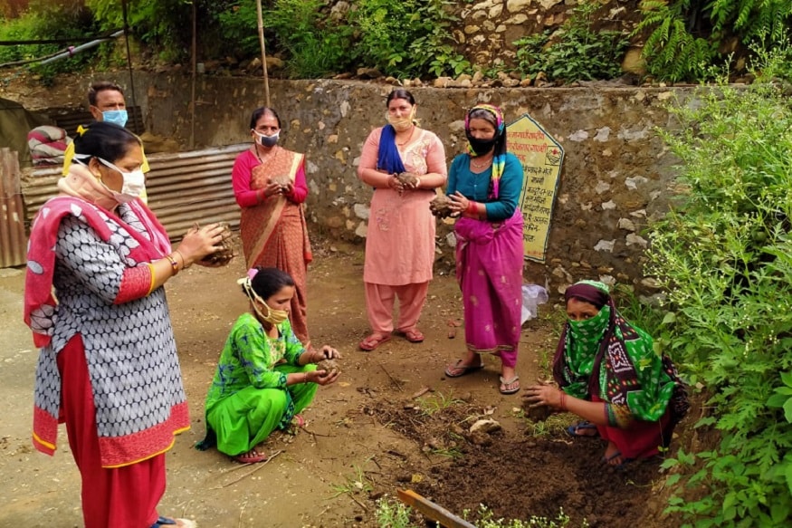 Beej Bomb Abhiyan 2020, गांव में बीज बम बनातीं महिलाएं. 