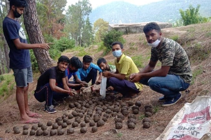 Beej Bomb Abhiyan 2020, छात्रों को अभियान से जोड़ने के लिए उत्तरकाशी के एक इंटर कॉलेज के शिक्षक ने उन्हें  बीज-बम बनाने का होमवर्क दिया.