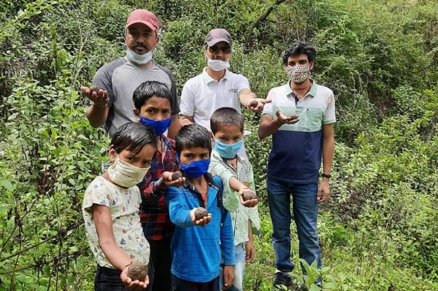 Beej Bomb Abhiyan 2020, इस आंदोलन में बच्चे भी शामिल हैं जो अपने पर्यावरण को बचाने की मुहिम में लगे हैं.