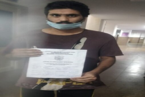 कोरोना संक्रमित असद की स्थिति गंभीर होने पर हमीदिया अस्पताल के डॉक्टरों ने उसे दो बार वेंटिलेटर के रखा और ट्रीटमेंट किया कोरोना संक्रमित असद की स्थिति गंभीर होने पर हमीदिया अस्पताल के डॉक्टरों ने उसे दो बार वेंटिलेटर के रखा और ट्रीटमेंट किया