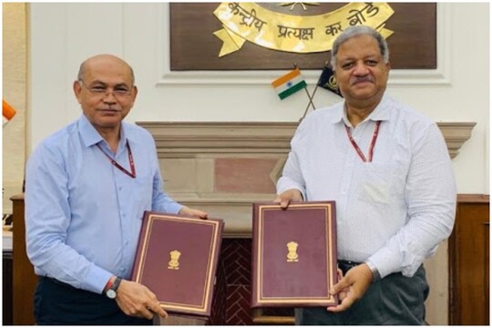 डाटा साझा करने के लिए किए गए एमओयू पर  सीबीडीटी के अध्यक्ष प्रमोद चंद्र मोदी और सीबीआईसी के अध्यक्ष एम. अजीत कुमार ने हस्ताक्षर किए. (फोटो साभार: AIR)