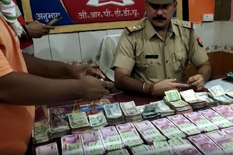 पंडित दीनदयाल उपाध्याय रेलवे स्टेशन पर एक करोड़ रुपए मूल्य की विदेशी करेंसी के साथ युवक गिरफ्तार