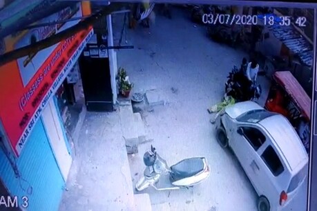 पहले कार से महिला को मारी टक्कर, फिर रौंदते हुए भागने की कोशिश, देखें Video पहले कार से महिला को मारी टक्कर, फिर रौंदते हुए भागने की कोशिश, देखें Video