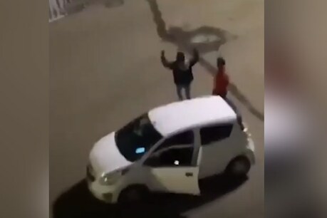 लॉकडाउन में देर रात सड़क पर गाने बजाकर नाच रहे थे मनचले, पुलिस ने सिखाया सबक लॉकडाउन में देर रात सड़क पर गाने बजाकर नाच रहे थे मनचले, पुलिस ने सिखाया सबक