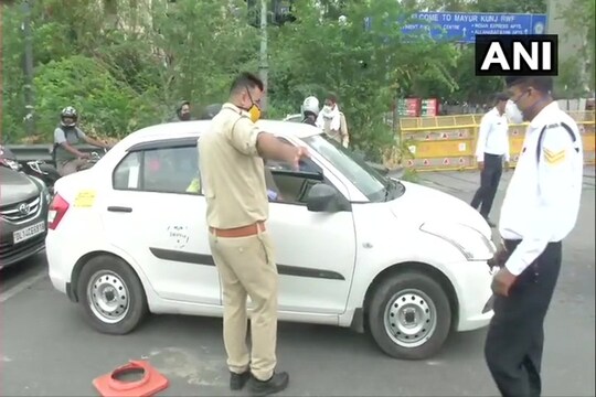 दिल्ली नोएडा बॉर्डर पर तलाशी लेती पुलिस.