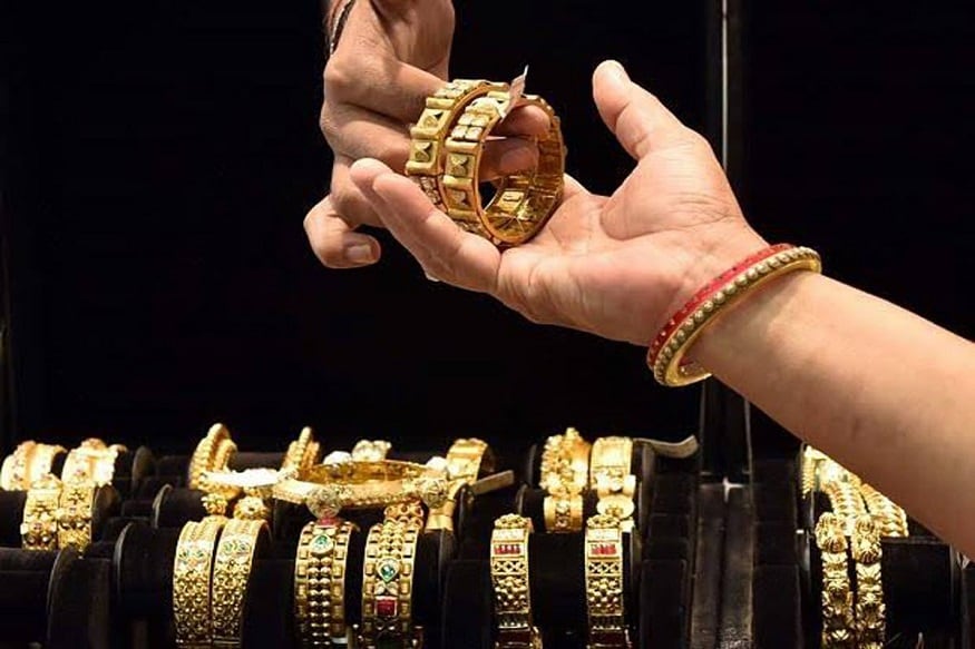 Gold Jewellery, Jewellers, Gold price, hallmark, New Consumer protection act 2019, Food, Modi government, notification, January, hallmark, mandatory, jewellery,Modi Government, Modi government Notified New Rules, tightens scrutiny, sellers, e-commerce platforms, new law of Online shopping in india, E-commerce, Amazon, E-retailers, Retail Price, Flipkart Online shopping, Consumer Protection Act 2019, What is Consumer Protection Act 2019, features of Consumer Protection Act, Ram Vilas Paswan, रामविलास पासवान, सोना, सोने की कीमत, खाना, उपभोक्ता, मोदी सरकार, नरेंद्र मोदी, नोटिफिकेशन, जनवरी, हॉलमार्क, अनिवार्य, ज्वैलरी, उपभोक्ता संरक्षण अधिनियम 2019, उपभोक्ता संरक्षण अधिनियम 1986, मोदी सरकार, ऑनलाइन शॉपिंग के लिए क्या हैं नए नियम, केंद्र सरकार, 27 जुलाई 2020, ई-कोमर्स कंपनियों के लिए नए निएम लागू, उपभोक्ता संरक्षण अधिनियम 2019, ई-कॉमर्स, ऑनलाइन शॉपिंग, पीएम मोदी, प्रधानमंत्री मोदी, पीएमओअब अगर कोई ज्वेलर्स नियमों का पालन नहीं करता है उस पर जुर्माना के साथ जेल का भी प्रावधान किया गया है.