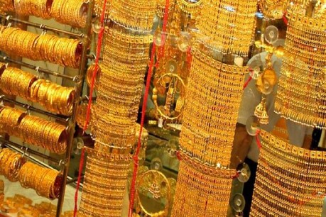 महंगाई से बेहाल पाकिस्तान में अब सोने की कीमतों ने तोड़े सभी रिकॉर्ड, पहली बार 1 लाख के पार पहुंचे दाम महंगाई से बेहाल पाकिस्तान में अब सोने की कीमतों ने तोड़े सभी रिकॉर्ड, पहली बार 1 लाख के पार पहुंचे दाम