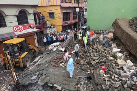देहरादूनः घर में सो रहे लोगों को पता भी न चला और मूसलाधार बारिश में जमींदोज हो गया मकान, 4 की मौत