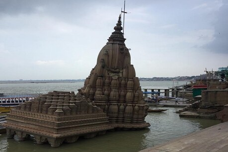 वाराणसी में उफान पर गंगा नदी, रत्नेश्वर महादेव मंदिर का गर्भगृह डूबा, शिखर की ओर बढ़ रहीं