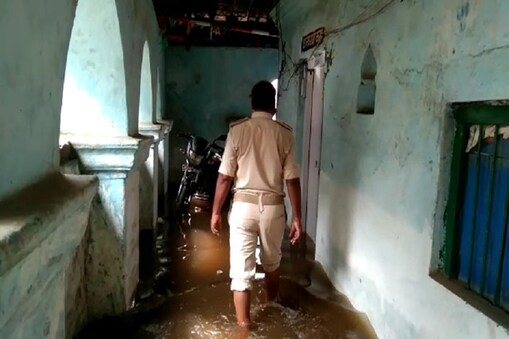 दरभंगा के कुशेश्वरस्थाना थाना में बाढ़ का पानी घुसा. दरभंगा के कुशेश्वरस्थाना थाना में बाढ़ का पानी घुसा.