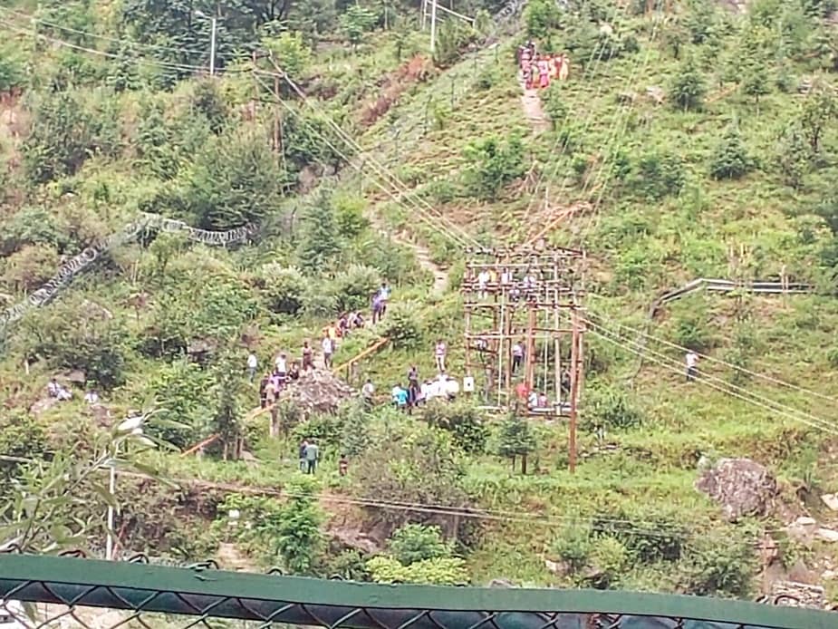 कुल्लू में करंट लगने के बाद पोल से गिरा लाइनमैंन.