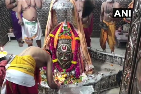 VIDEO: सावन के चौथे सोमवार पर लाइव देखें बाबा महाकाल की भस्म आरती VIDEO: सावन के चौथे सोमवार पर लाइव देखें बाबा महाकाल की भस्म आरती
