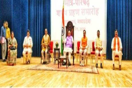 मंत्रियों के विभागों के बंटवारे में सिंधिया कैंप को दी गई 41 प्रतिशत हिस्सेदारी, BJP की कोशिश- खुश रहें 'महाराज' मंत्रियों के विभागों के बंटवारे में सिंधिया कैंप को दी गई 41 प्रतिशत हिस्सेदारी, BJP की कोशिश- खुश रहें 'महाराज'