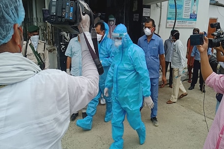 बिहार: पीपीई किट पहन कोविड वार्ड में घूमे स्वास्थ्य मंत्री मंगल पांडे, अस्पताल का किया निरीक्षण