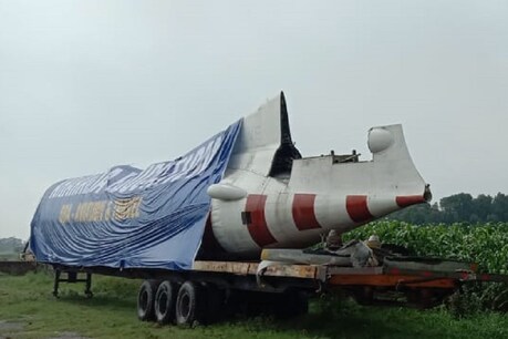 राफेल की चर्चा के बीच मेरठ में अनोखा नजारा, ट्रक पर सवार दिखा हवाई जहाज