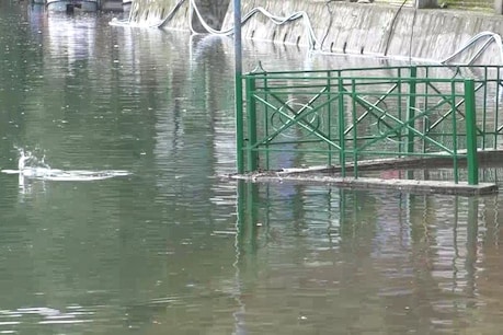 इस बार नैनीझील में ज़्यादा पानी से बढ़ी चिंता... नियमानुसार पानी छोड़ने के लिए ऊपर से अनुमति का इंतज़ार इस बार नैनीझील में ज़्यादा पानी से बढ़ी चिंता... नियमानुसार पानी छोड़ने के लिए ऊपर से अनुमति का इंतज़ार