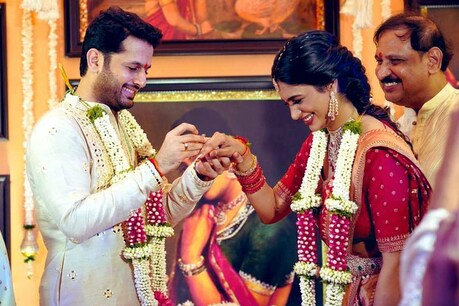 साउथ स्टार नितिन ने कल रात प्राइवेट सेरेमनी में कर ली शादी, अब सामने आईं तस्वीरें साउथ स्टार नितिन ने कल रात प्राइवेट सेरेमनी में कर ली शादी, अब सामने आईं तस्वीरें