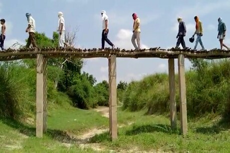 सरकार से नहीं मिला कोई सहयोग तो ग्रामीणों ने खुद ही बना डाला नदी के ऊपर अस्थाई पुल
