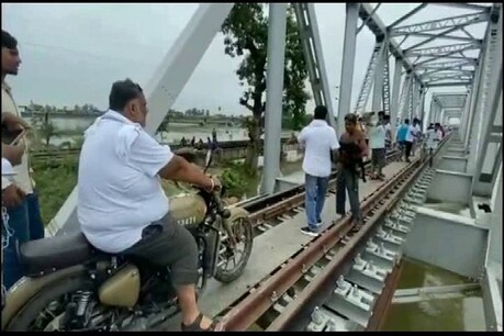 पप्पू यादव का खतरनाक स्टंट: नियमों की धज्जियां उड़ा रेल पुल पर ट्रैक के बीच चलाई बुलेट, देखें VIDEO