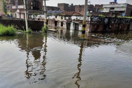 पटना के इस मुहल्ले में बाढ़ से हालात, कोरोना से ज्यादा दूसरी बीमारियों के संक्रमण का खतरा पटना के इस मुहल्ले में बाढ़ से हालात, कोरोना से ज्यादा दूसरी बीमारियों के संक्रमण का खतरा